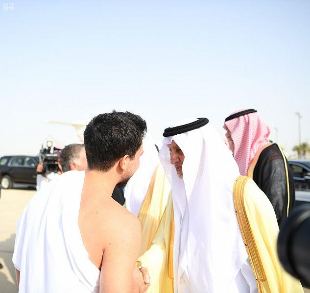 بالصور.. ملك الأردن يصل إلى جدة بملابس الإحرام 