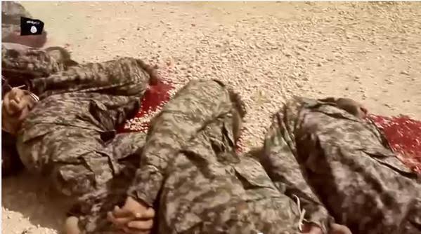 بالصور.. تنظيم داعش يبث مقطع لإعدام عشرات الجنود السوريين على يد فتية بالصور.. تنظيم داعش يبث مقطع لإعدام عشرات الجنود السوريين على يد فتية