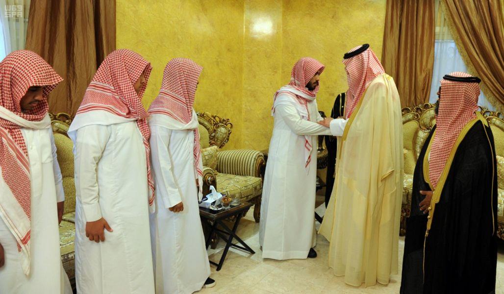 أمير منطقة عسير يعزي أسرة الفرطيش