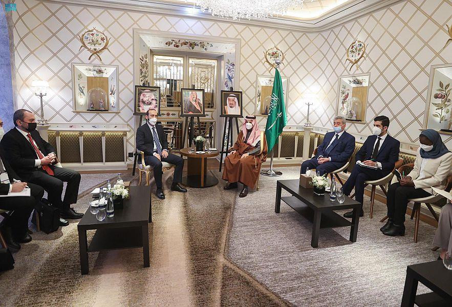 وزير الخارجية يلتقي نظيريه الصومالي والأرميني 