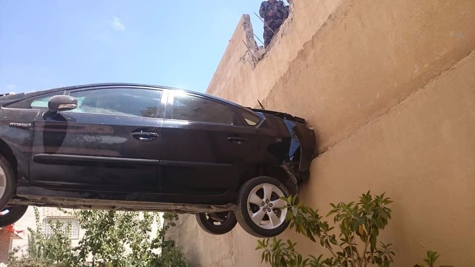 بالصور.. سيارة تتعلق بين السماء والأرض في الأردن