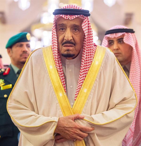 خادم الحرمين يؤدي صلاة الميت على الأمير طلال بن سعود 