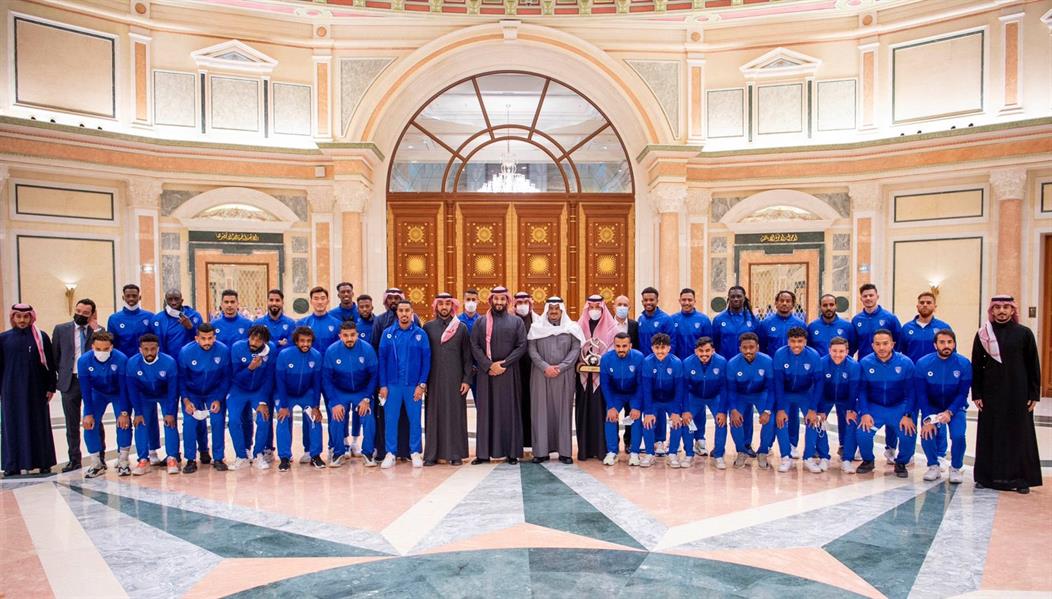 ولي العهد يستقبل وزير الرياضة والمسحل وفريق "الهلال"