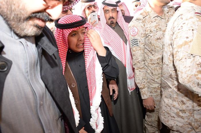 صور مؤثرة لنجل الشهيد السهيان خلال استقباله جثمان والده تُبكي المغردين