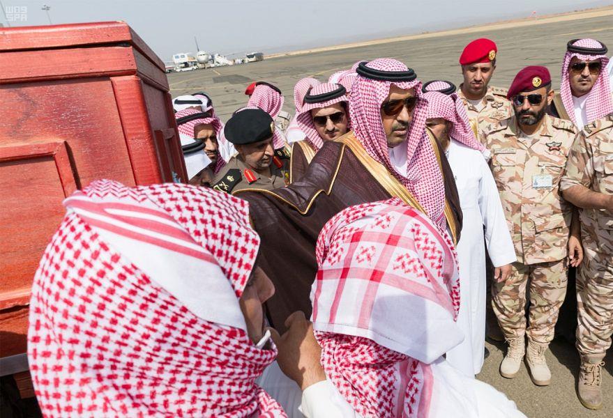 بالصور.. أمير الباحة يتقدم مستقبلي جثمان الشهيد بالصور.. أمير الباحة يتقدم مستقبلي جثمان الشهيد