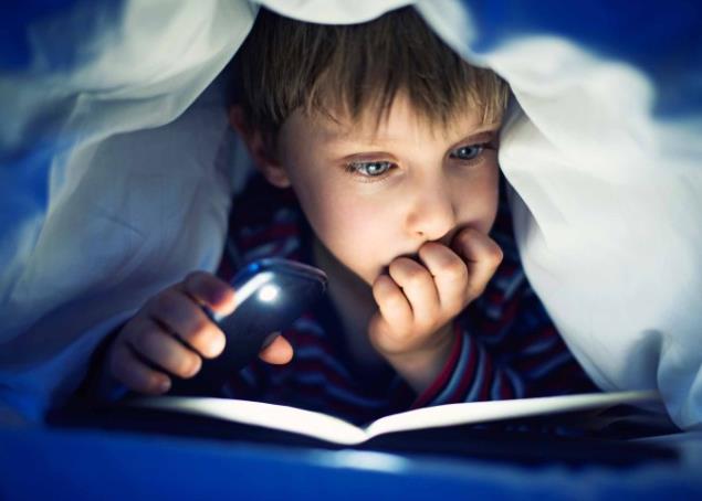 مختص: الأطفال الذين يسهرون ليلاً يضطرب لديهم هرمون النمو الكامل (فيديو) 