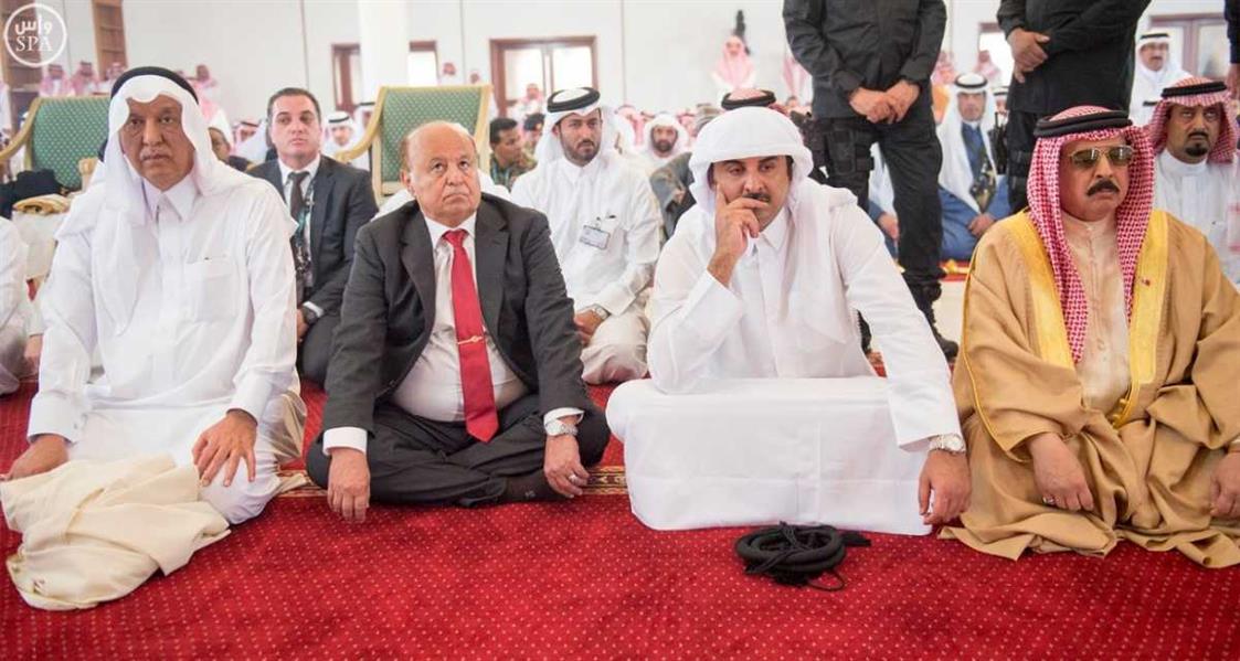  خادم الحرمين وعدد من قادة رعد الشمال يؤدون صلاة الجمعة في جامع الضيافة الملَكية بحفر الباطن