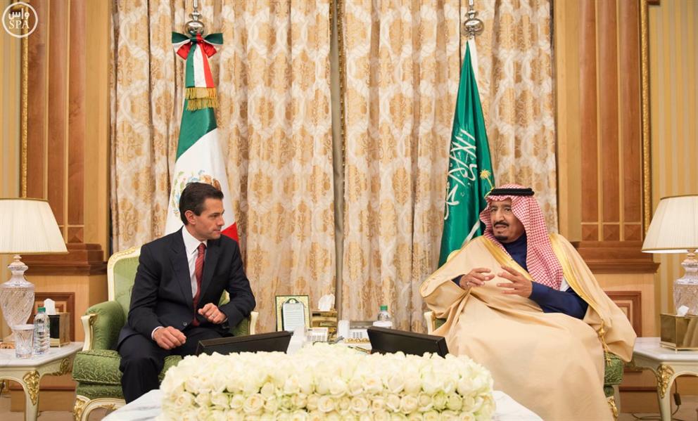 خادم الحرمين يقلد الرئيس المكسيكي قلادة الملك عبدالعزيز ويتقلد وسام نسر الأزتيك