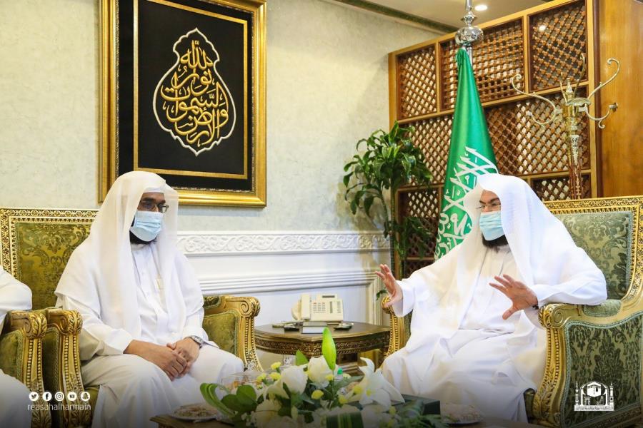 "السديس" يكرم خطاط كسوة الكعبة المشرفة مختار عالم