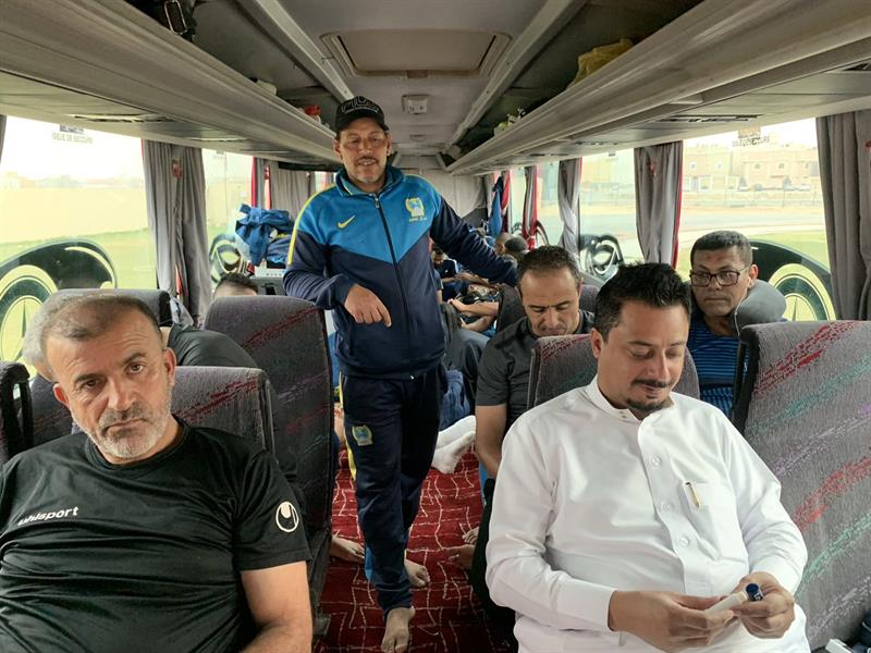 بالصور.. حافلة فريق سعودي مصممة على شكل جلسات عربية!