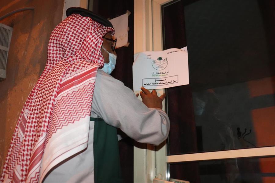 صور.. ضبط صالون حلاقة يُستخدم في تمرير الزبائن عبر باب بداخله لمقهى شهير بالطائف  