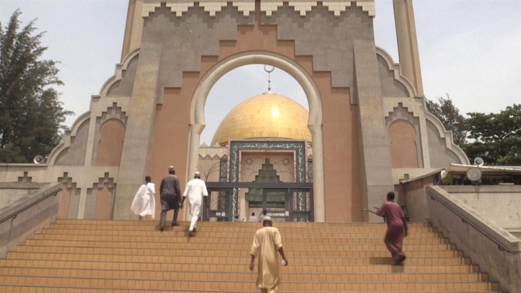 الموريتانيون يتقاطرون على المساجد بعد تخفيف تدابير العزل