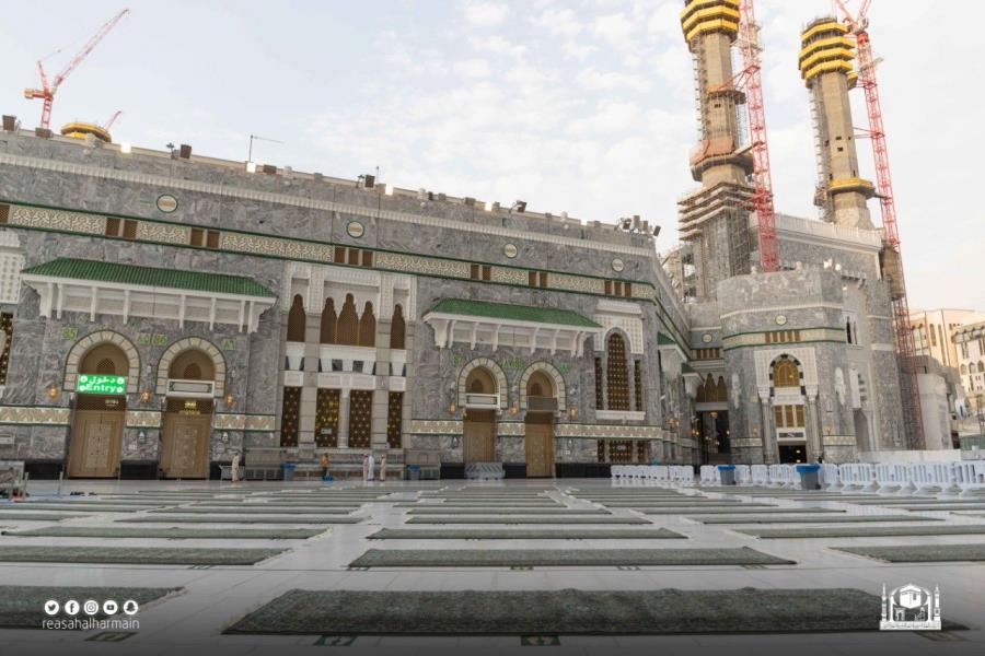 The western arena of the Great Mosque has been furnished and all the preparations for the service departments have been lifted 