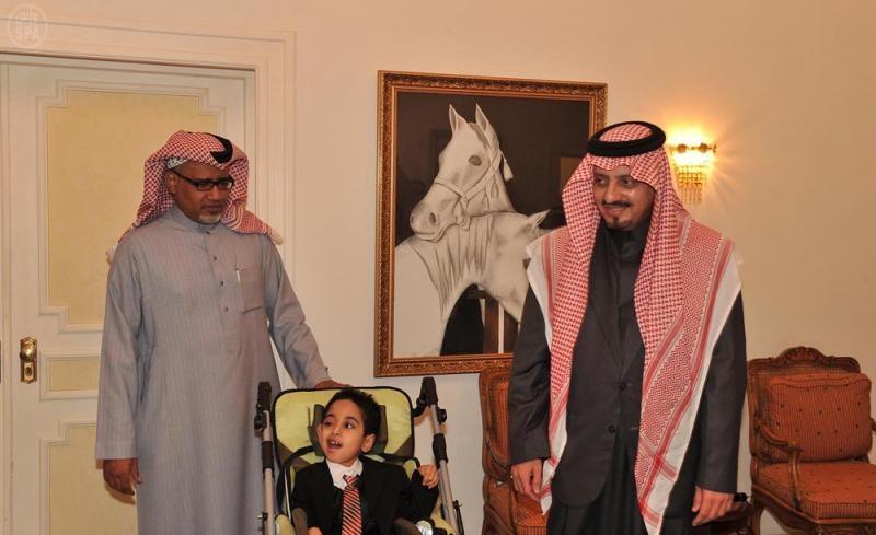 الأمير فيصل بن خالد بن عبدالعزيز و الطفل راكان الدوسري