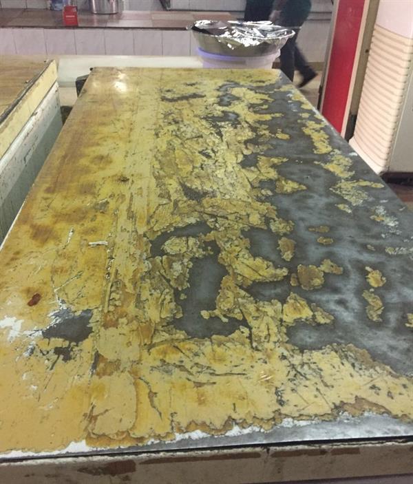 بلدية الخفجي: مداهمة معمل للحلويات والمعجنات تديره عماله داخل سكنها