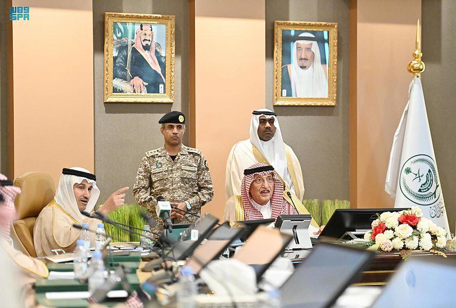 امير جازان يطلق المشاريع من مكتبه