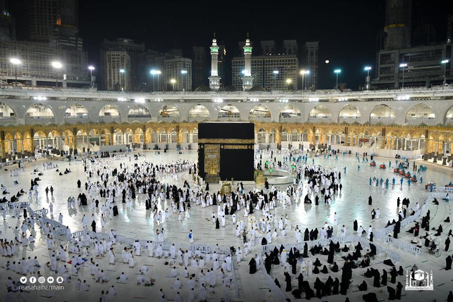 شاهد.. إقامة أول صلاة بالمسجد الحرام بكامل الطاقة الاستيعابية ودون تباعد جسدي 