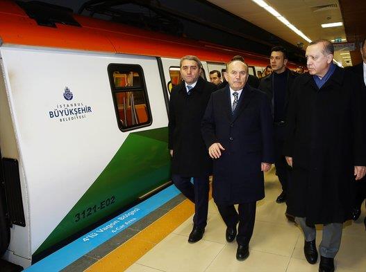 ليست المرة الأولى.. شاهد أردوغان يقود مترو الأنفاق في إسطنبول