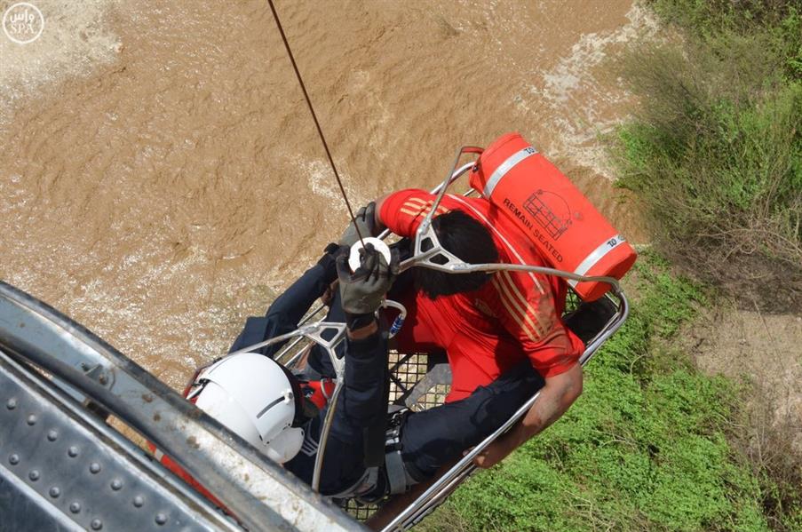 طيران الأمن ينقذ 28 شخصاً احتجزتهم السيول في وادي بيش بجازان