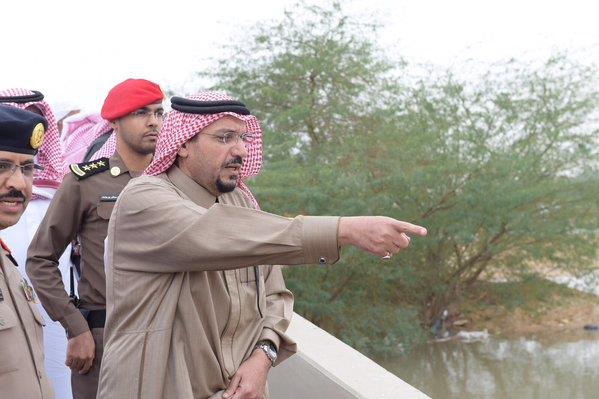 أمير القصيم يتفقد أضرار الأمطار في بريدة