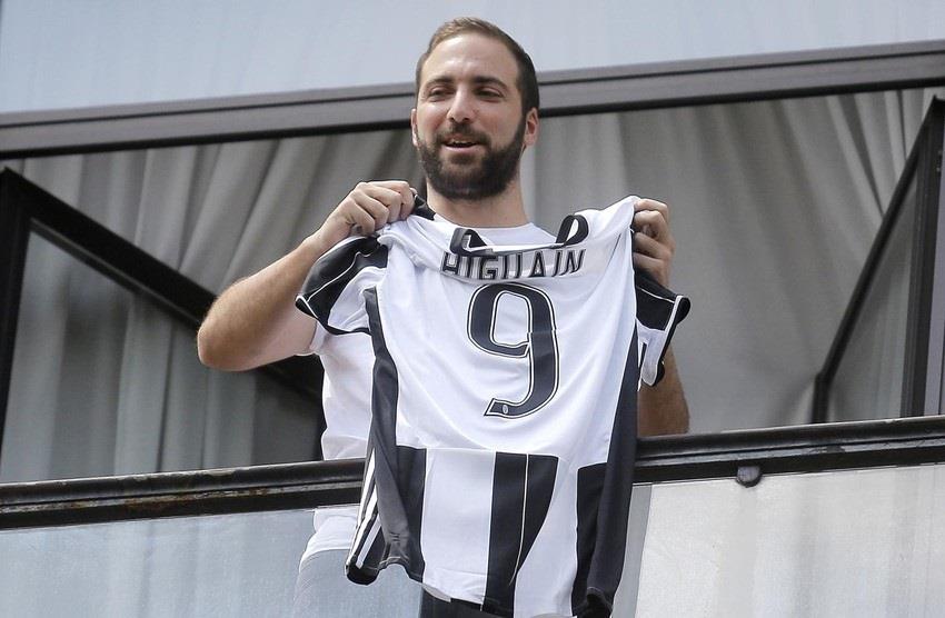 استقبال حافل لهيجواين لدى وصوله إلى يوفنتوس استقبال حافل لهيجواين لدى وصوله إلى يوفنتوس