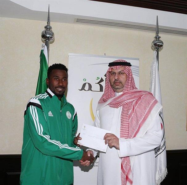 يالصور .. رئيس رعاية الشباب يكرم مسرحي