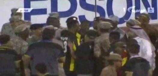 أسامـــة المولـــد يوجـــه حركـــة مسيئة لجماهير الأهلـــي