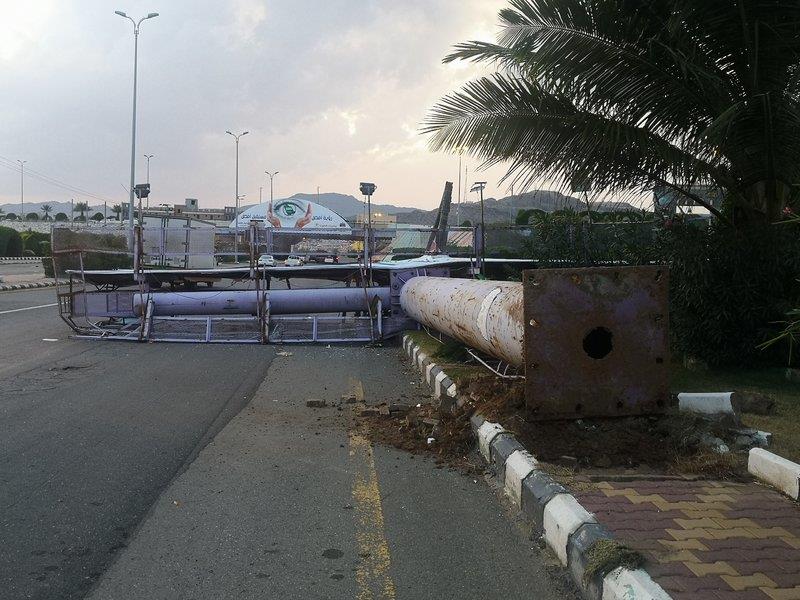 سقوط لوحة إعلانية كبيرة جراء رياح شديدة في محايل عسير