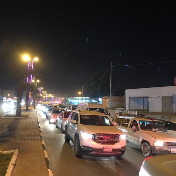 شاهد.. تجمهر عشرات الأطفال على جسر خَطِر تحت الإنشاء لمتابعة حادث انقلاب شاحنة في جازان