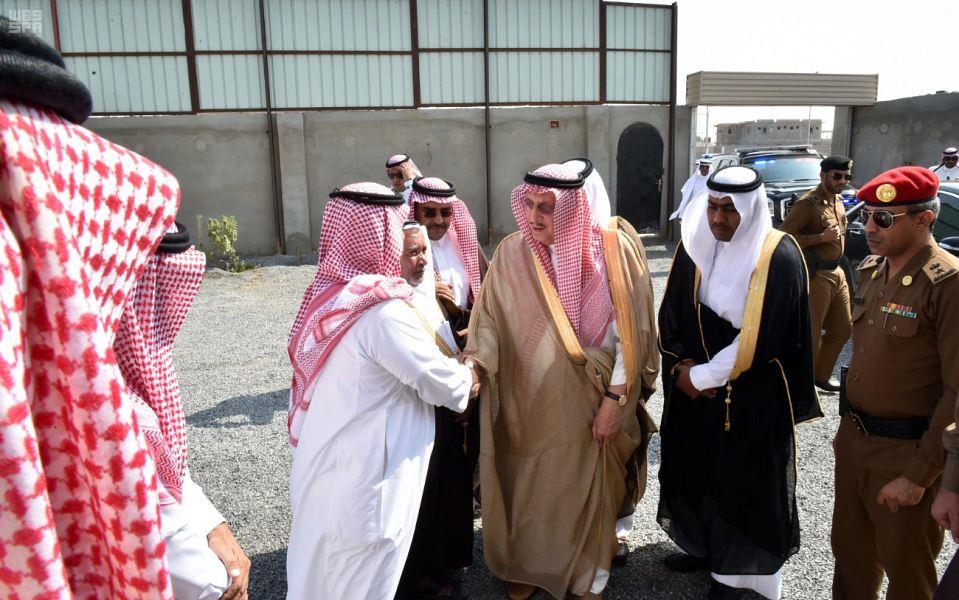 أمير جازان ينقل تعازي القيادة لذوي الشهيد الجندي حكمي