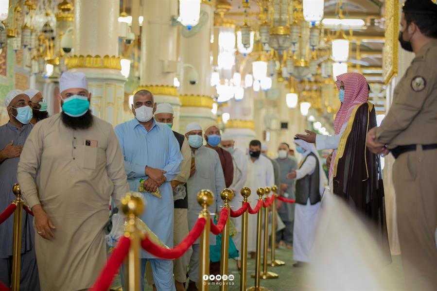 وسط أجواء خاشعة وإيمانية.. أول فوج من معتمري الخارج يؤدي الصلاة في الروضة الشريفة وسط أجواء خاشعة وإيمانية.. أول فوج من معتمري الخارج يؤدي الصلاة في الروضة الشريفة