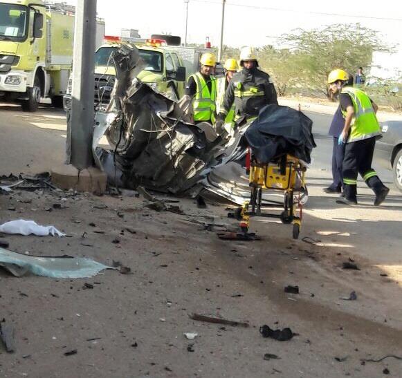 شاهد.. حادث اصطدام بعمود إنارة يشطر مركبة ويقتل قائدها بالرس شاهد.. حادث اصطدام بعمود إنارة يشطر مركبة ويقتل قائدها بالرس