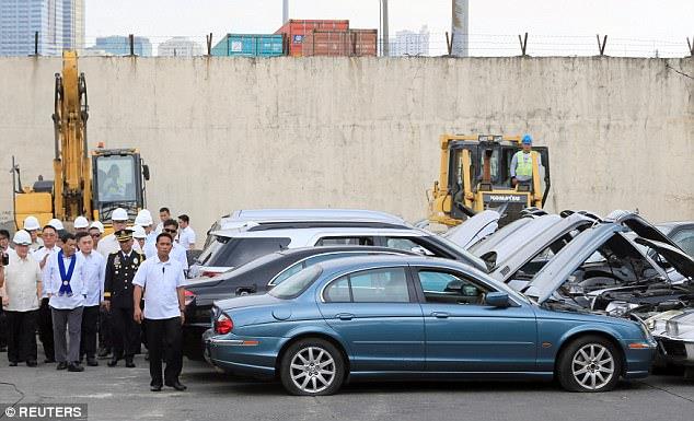 بالفيديو والصور.. الرئيس الفلبيني يحارب فساد الجمارك بسحق 30 سيارة فارهة