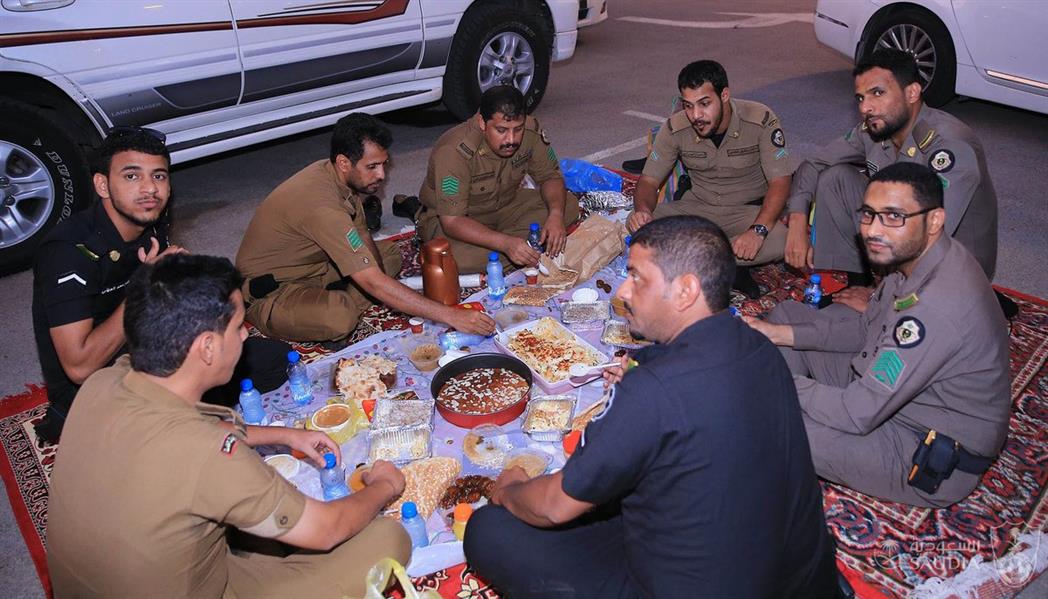 شاهد.. جمهور الأهلي يقيم مأدبة إفطار عن شهداء الواجب قبل مباراة الرائد شاهد.. جمهور الأهلي يقيم مأدبة إفطار عن شهداء الواجب قبل مباراة الرائد