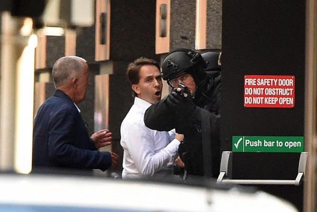 فرار خمسة رهائن من مختطف «مقهى سيدني»