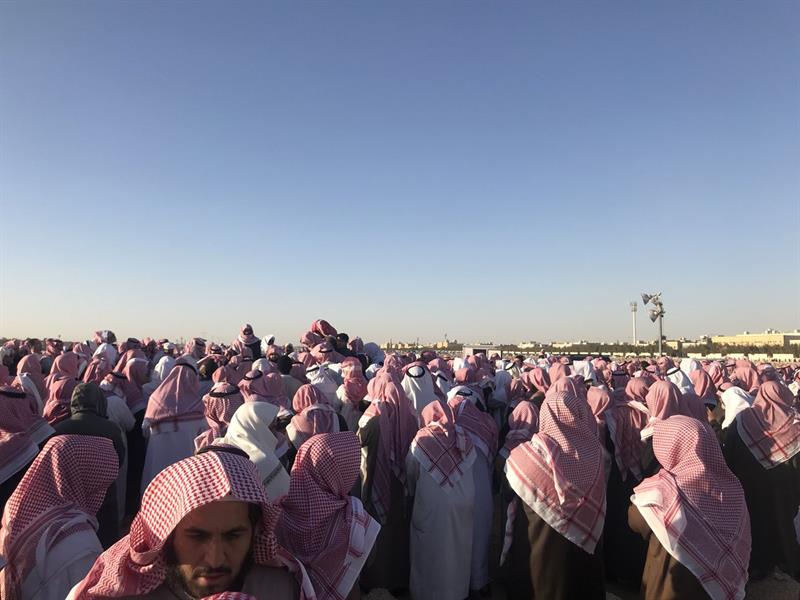 شاهد.. جموع غفيرة تؤدي الصلاة على الداعية التويجري