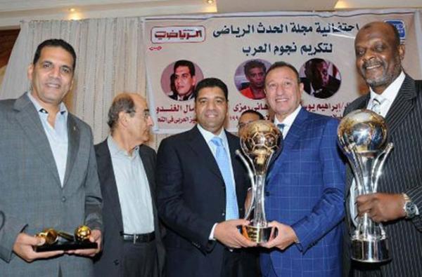 لاعب كرة عربي يتسلم جائزة بعد 32 سنة من منحها له ( صورة ) لاعب كرة عربي يتسلم جائزة بعد 32 سنة من منحها له ( صورة )