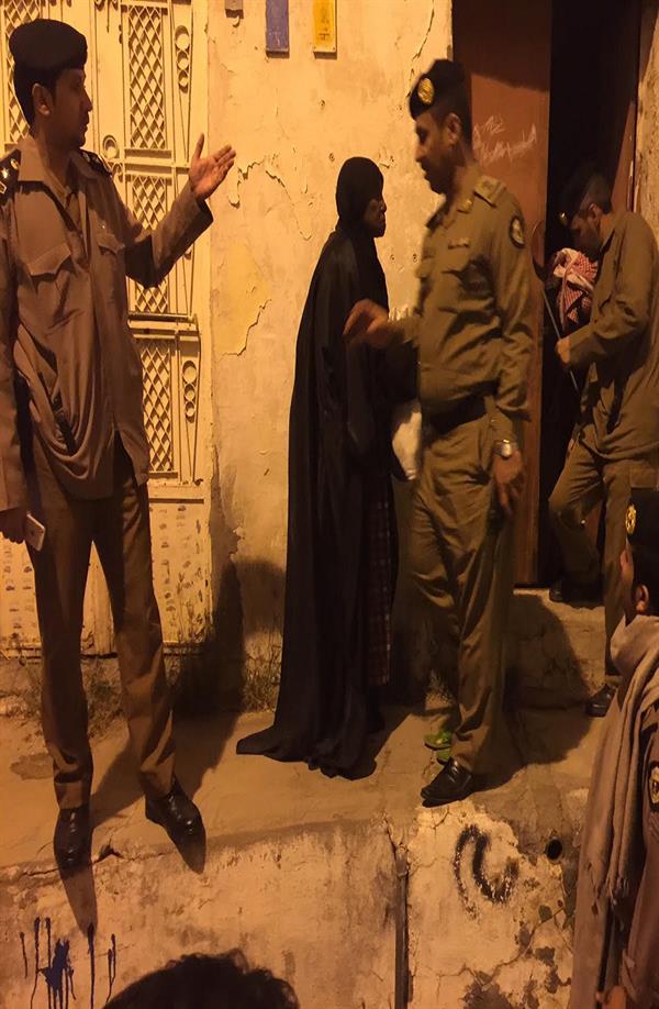 حملة أمنية تطوق منازل بـ4 أحياء وتضبط 30 مجهولاً بالطائف