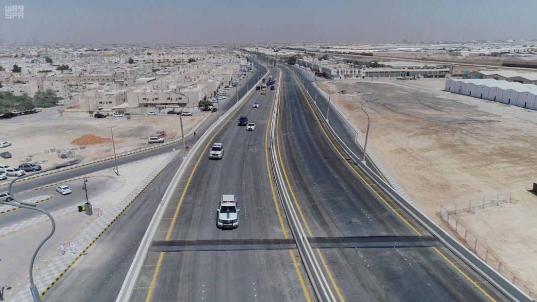 شاهد.. أمير الرياض يفتتح 6 مشاريع لتحسين وتطوير الطرق بالعاصمة