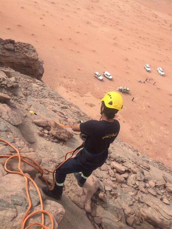 بالصور.. الدفاع المدني ينقذ رجلا خرج في رحلة برية فعلق في أحد الجبال في تبوك بالصور.. الدفاع المدني ينقذ رجلا خرج في رحلة برية فعلق في أحد الجبال في تبوك