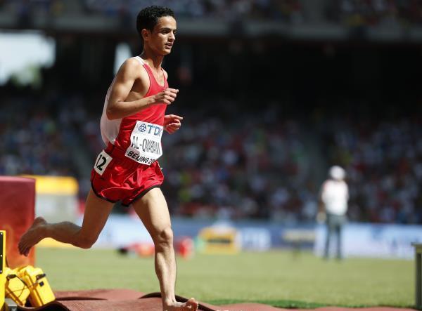 بالصور .. عداء يمني يركض حافي القدمين في بطولة العالم لألعاب القوى