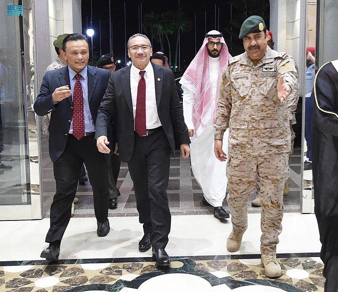 وزيرُ الدفاعِ الماليزي يغادرُ جدةَ