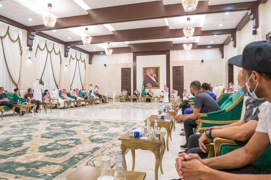 أمير منطقة حائل يُكرم نادي الطائي.. ويدعمه بنصف مليون ريال