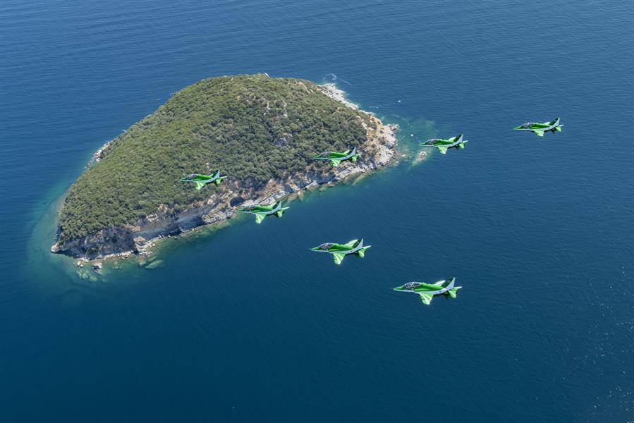 الصقور السعودية تبهر المجريين بعرض جوي رائع في سماء بودابست