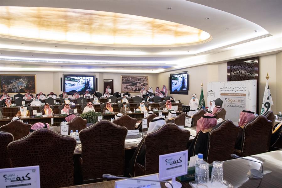 "الفيصل" يطلق حملة لتوفير أجهزة ذكية وشرائح إنترنت للطلاب ذوي الدخل المحدود بمكة