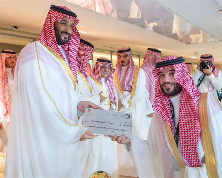 ولي العهد يتوج فريق الهلال بكأس خادم الحرمين