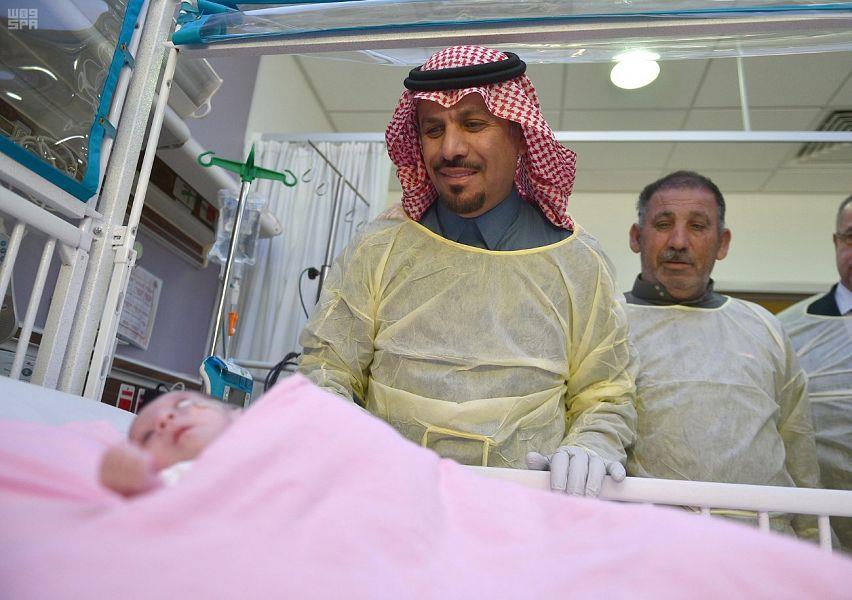 بالصور.. وزير الحرس الوطني يزور التوأم الفلسطيني ويطمئن على صحة الطفلة الكويتية بالصور.. وزير الحرس الوطني يزور التوأم الفلسطيني ويطمئن على صحة الطفلة الكويتية