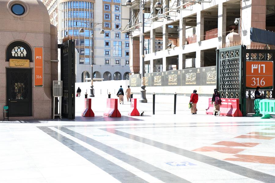 صور.. تغيير أرقام لوحات المسجد النبوي للاسترشاد والربط مع المنطقة المركزية  