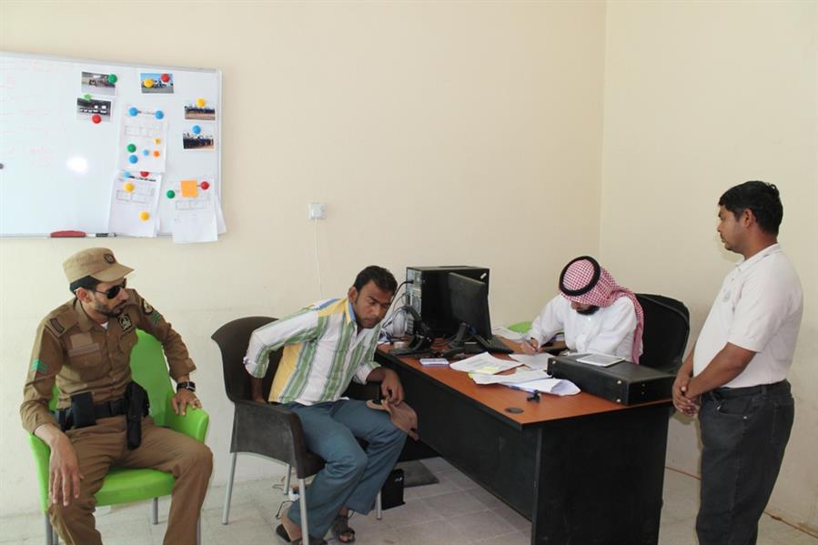 “عمل الجوف” يضبط 21 مخالفة تمثلت بتأخير رواتب العاملين (صور) “عمل الجوف” يضبط 21 مخالفة تمثلت بتأخير رواتب العاملين (صور)