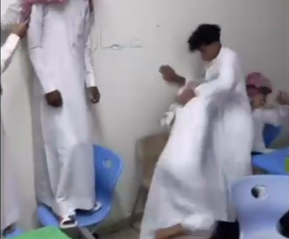 بعد تداول فيديو المشاجرة.. تعليم جازان: الطالب المصاب غادر المستشفى وشكلنا لجنة للتحقيق